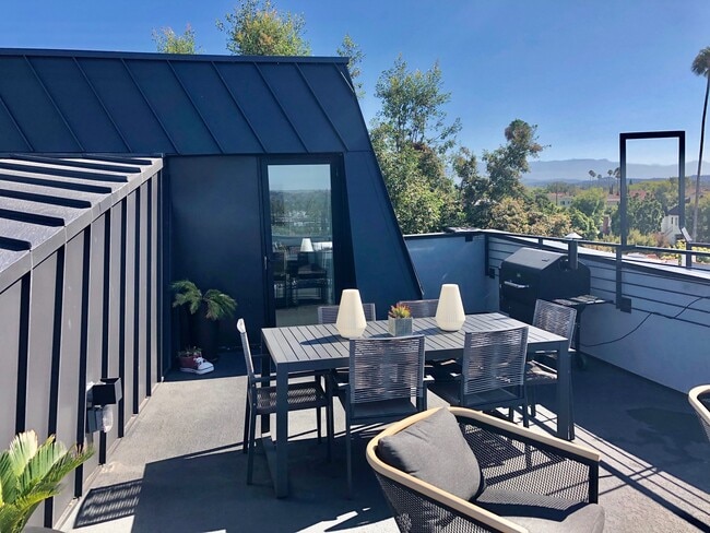 1282 S Cloverdale Ave in Los Angeles, CA - Foto de edificio - Building Photo