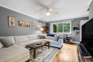 224 New Britain Ave in Farmington, CT - Building Photo