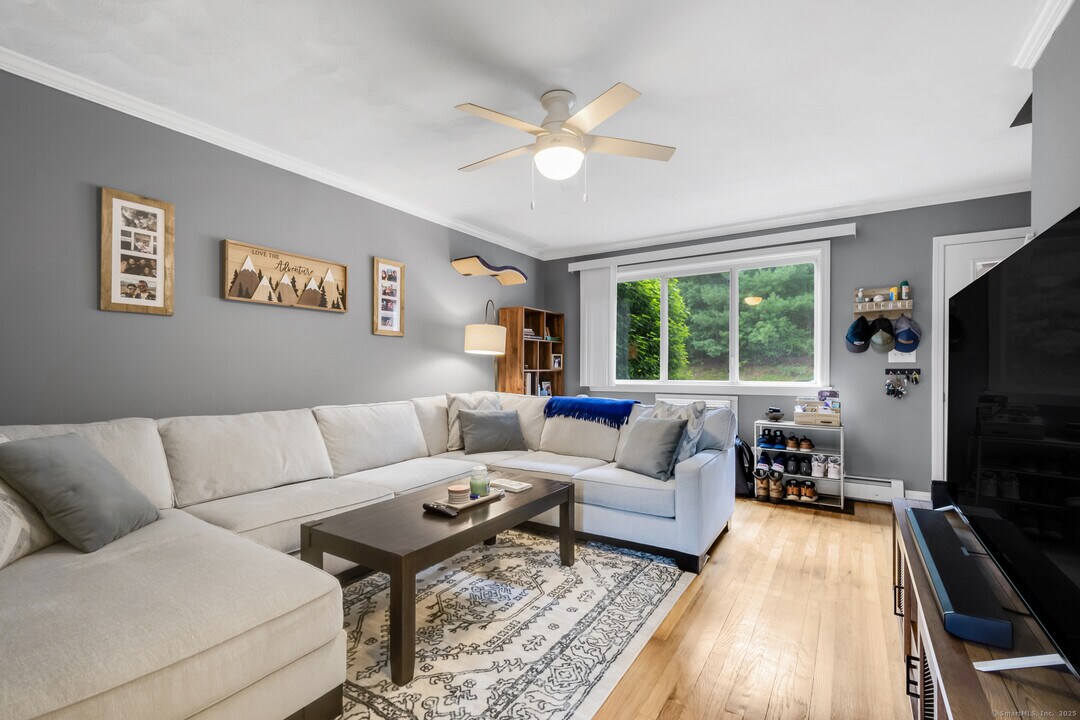 224 New Britain Ave in Farmington, CT - Foto de edificio