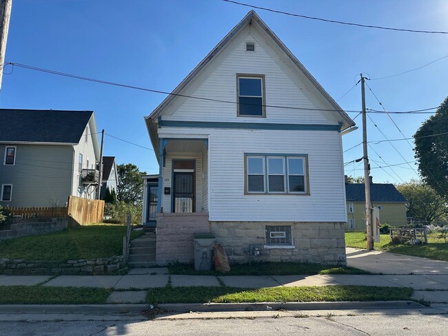 321 E Meinecke Ave in Milwaukee, WI - Building Photo - Building Photo