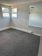 27 Willoughby Pl in West Islip, NY - Foto de edificio - Building Photo