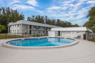 3232 On Fruitville in Sarasota, FL - Building Photo - Building Photo