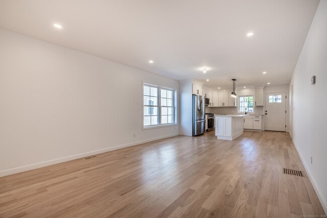 330 Pleasantview Ave in Bridgeport, CT - Building Photo - Building Photo
