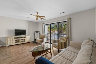 76 S Reindeer Rd in Myrtle Beach, SC - Building Photo