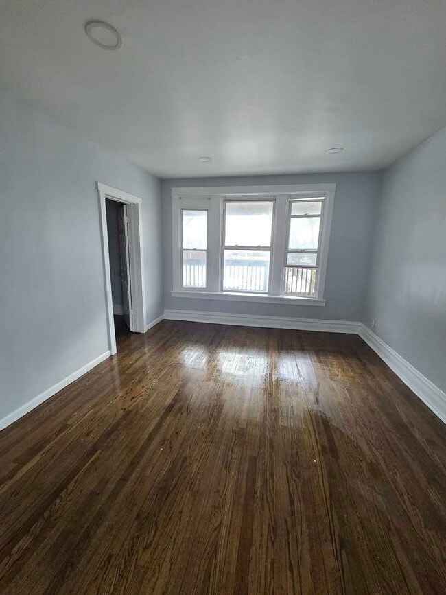 2704 E 77th St in Chicago, IL - Building Photo - Building Photo