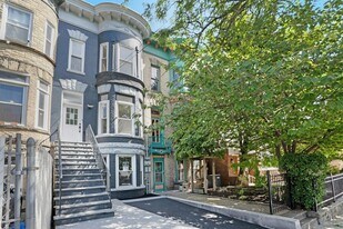 52 Brinkerhoff St in Jersey City, NJ - Building Photo