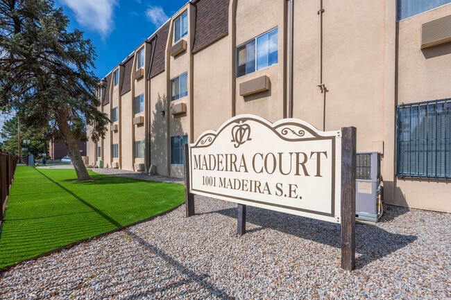 Madeira Court in Albuquerque, NM - Foto de edificio - Building Photo