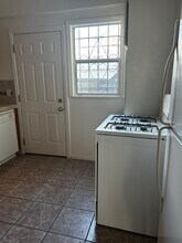 130 1/2 N Orlando Ave, Unit 130 1-2 in Los Angeles, CA - Building Photo - Building Photo