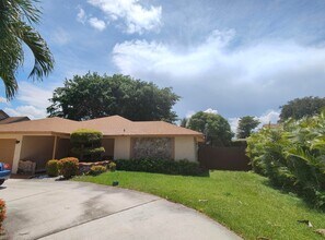 616 White Water Dr in West Palm Beach, FL - Building Photo - Building Photo