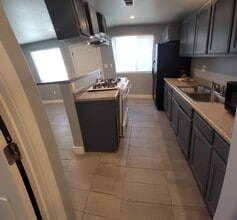 19449 Ingomar St in Los Angeles, CA - Foto de edificio - Building Photo