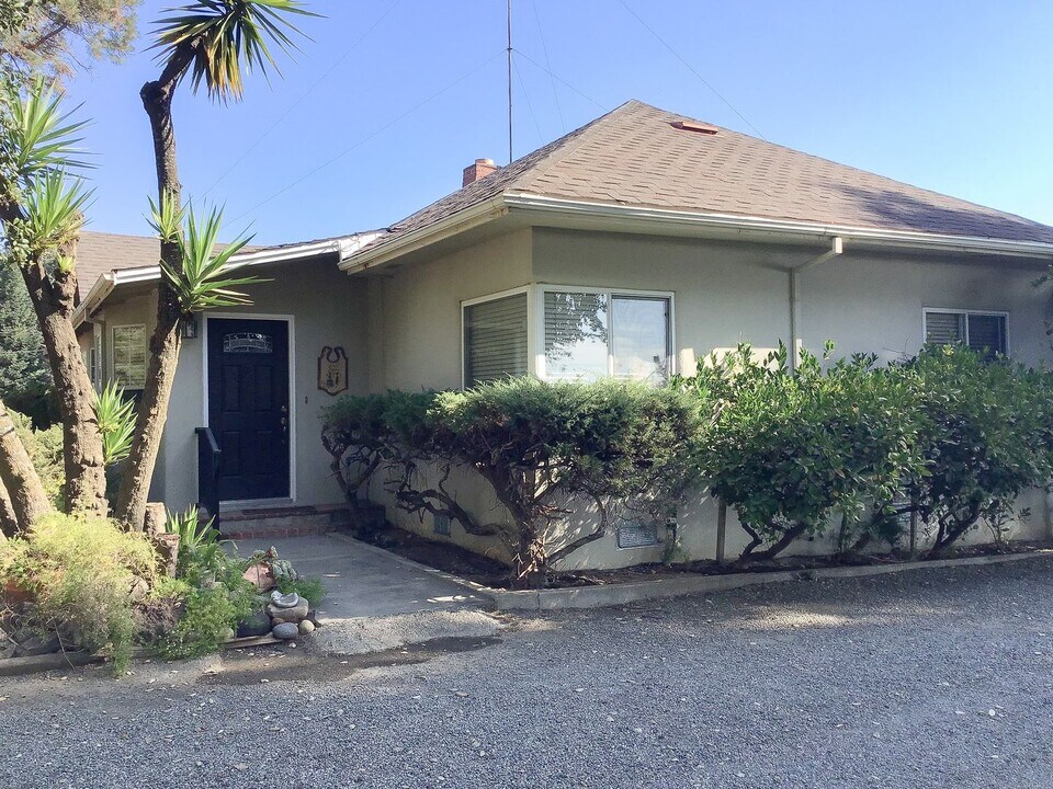 6300 Thomas Rd in Gilroy, CA - Foto de edificio