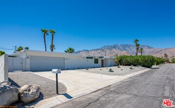 2287 E Hildy Ln in Palm Springs, CA - Building Photo - Building Photo
