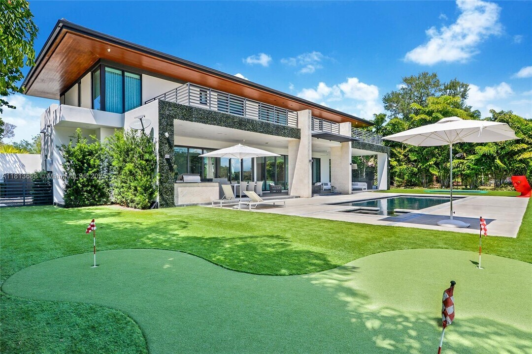 7210 S Prestwick Pl in Miami Lakes, FL - Building Photo