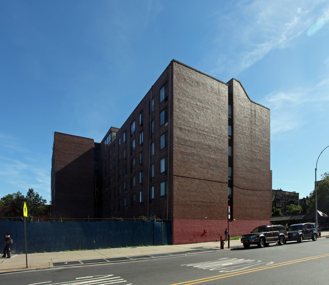 Borinquen Court in Bronx, NY - Foto de edificio - Building Photo