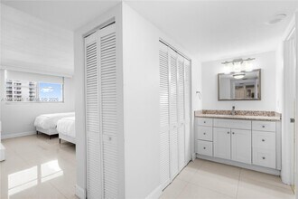 9273 Collins Ave in Surfside, FL - Foto de edificio - Building Photo