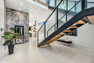 829 Flower Ave in Los Angeles, CA - Building Photo - Building Photo