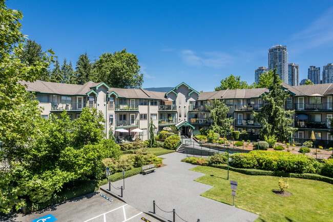 Dufferin Court in Coquitlam, BC - Building Photo - Building Photo