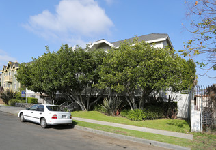 11737 Courtleigh Drive in Los Angeles, CA - Building Photo - Building Photo