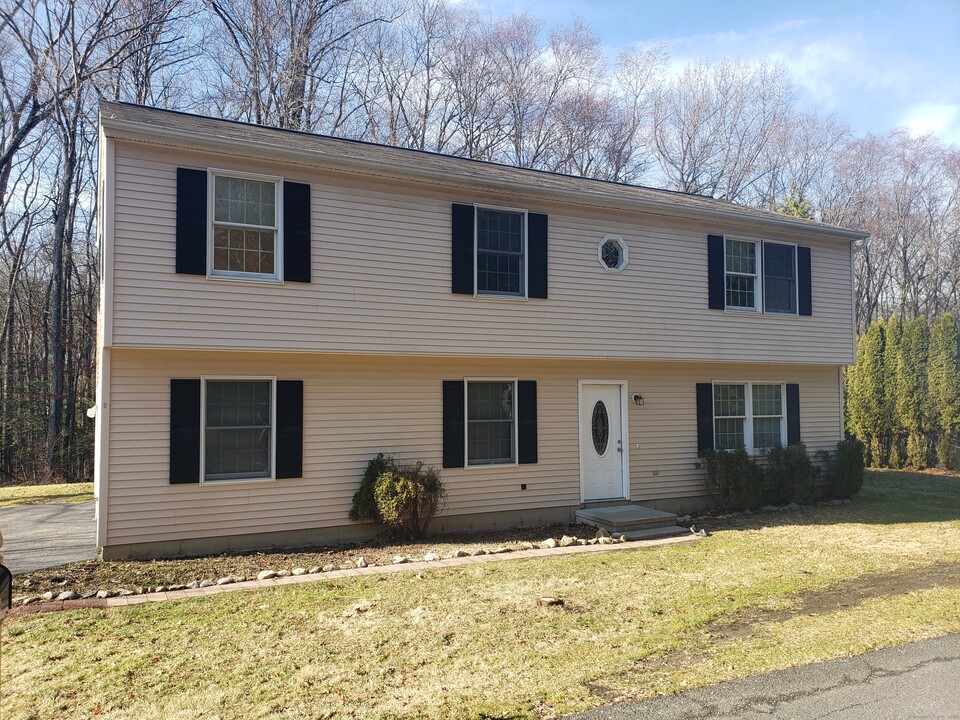 9 Sherry Ln in New Milford, CT - Building Photo