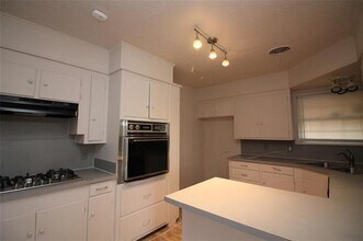 5828 Locke Ave in Fort Worth, TX - Building Photo - Building Photo