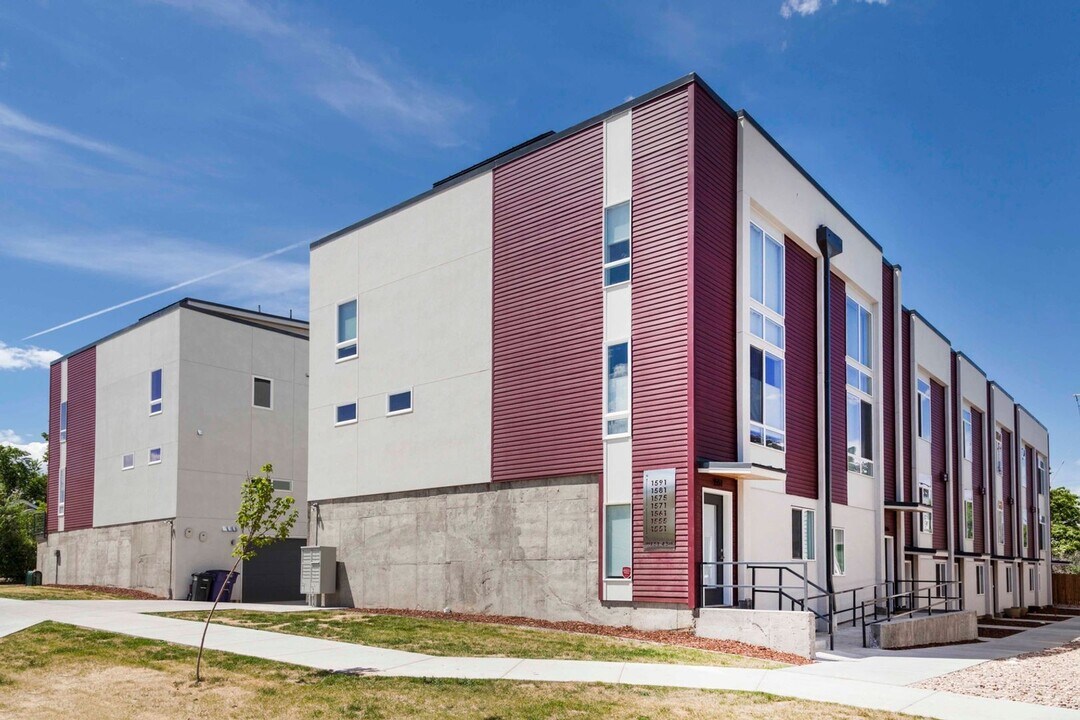 1561 W 43rd Ave in Denver, CO - Building Photo