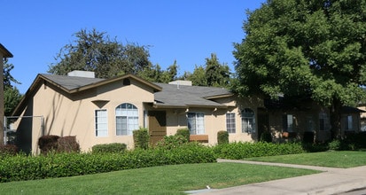 Santa Fe Townhomes in Stockton, CA - Foto de edificio - Building Photo