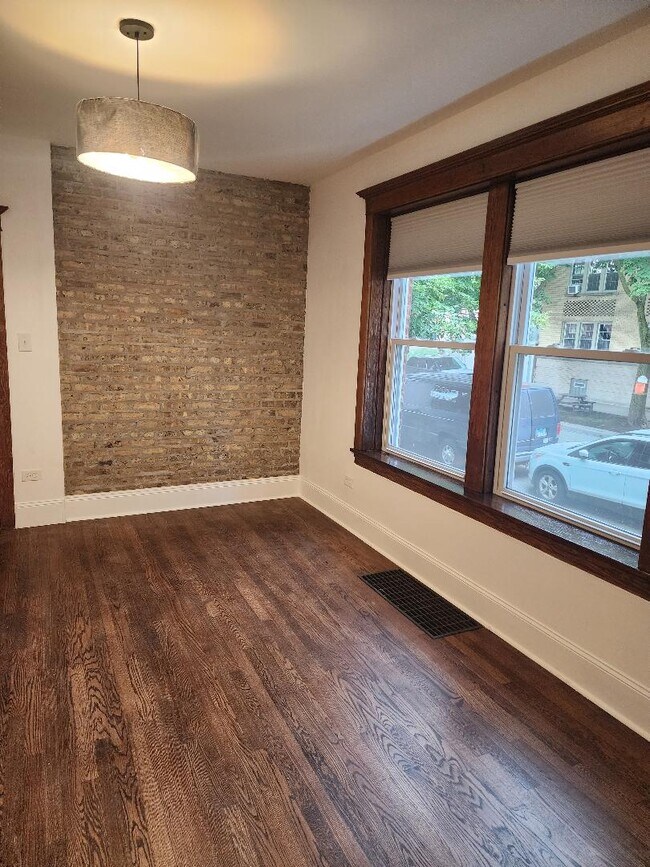 2507 W Belle Plaine Ave, Unit 1E