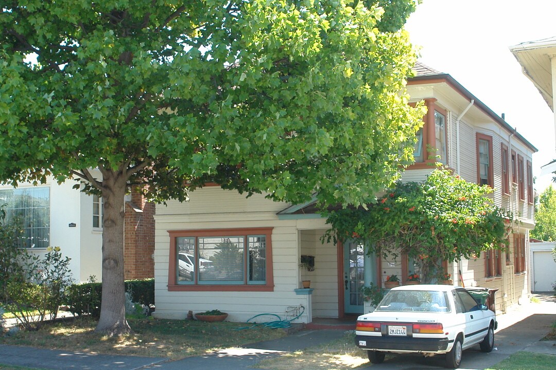 4238-4240 Montgomery St in Oakland, CA - Building Photo
