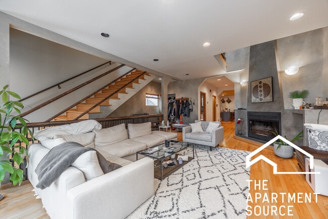 1224 W Augusta Blvd, Unit 2