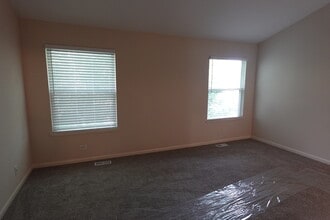 1070 Woodhill Ct in Elgin, IL - Foto de edificio - Building Photo