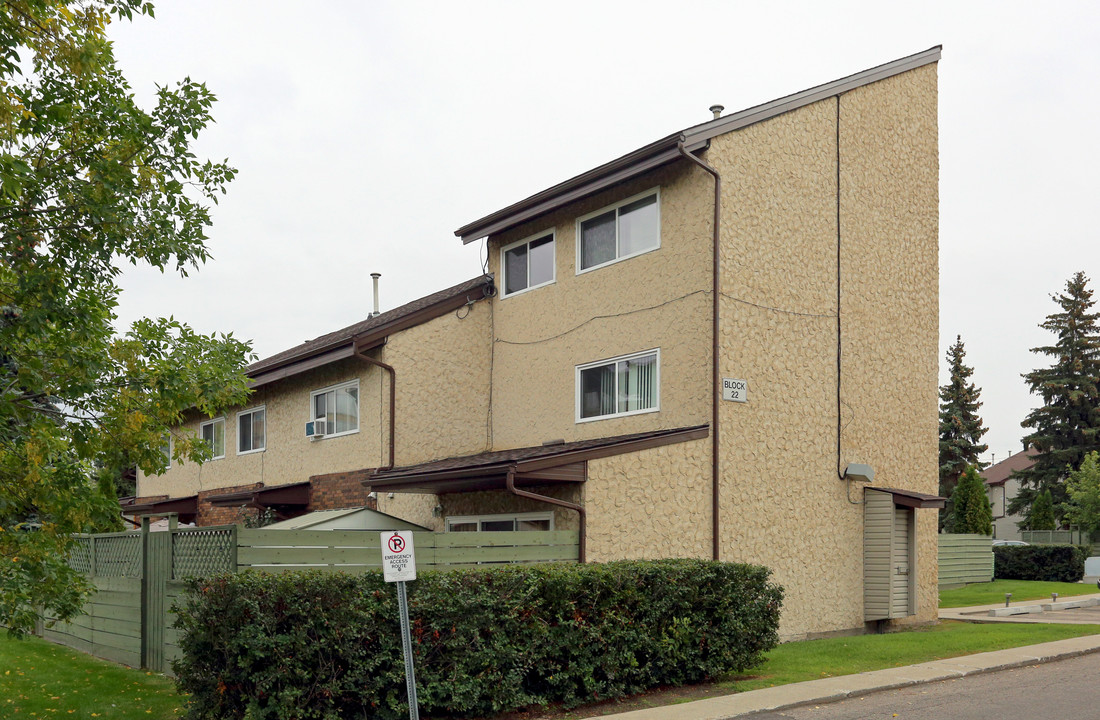 Meadowlark Village Townhomes in Edmonton, AB - Building Photo