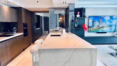 1000 South Pointe Dr in Miami Beach, FL - Building Photo - Building Photo