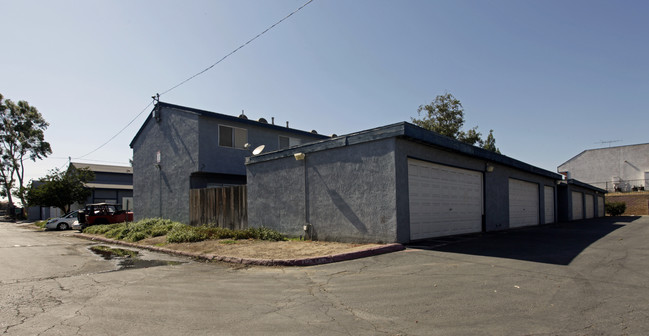 369 N Eucalyptus Ave in Rialto, CA - Foto de edificio - Building Photo