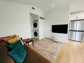 4415 Catalpa St in Los Angeles, CA - Foto de edificio - Building Photo