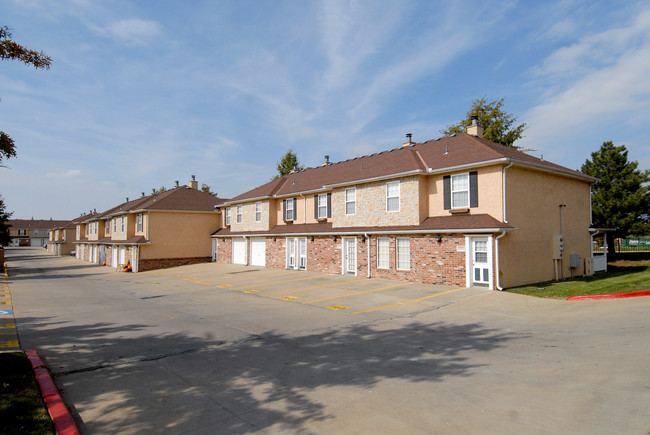 Village Gardens Condominiums in Olathe, KS - Building Photo - Building Photo