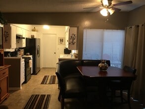 557 W Santa Ana Ave, Unit Unit-1 in Clovis, CA - Foto de edificio - Building Photo