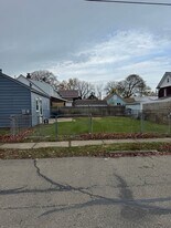 621 Elm Ct in Erie, PA - Building Photo