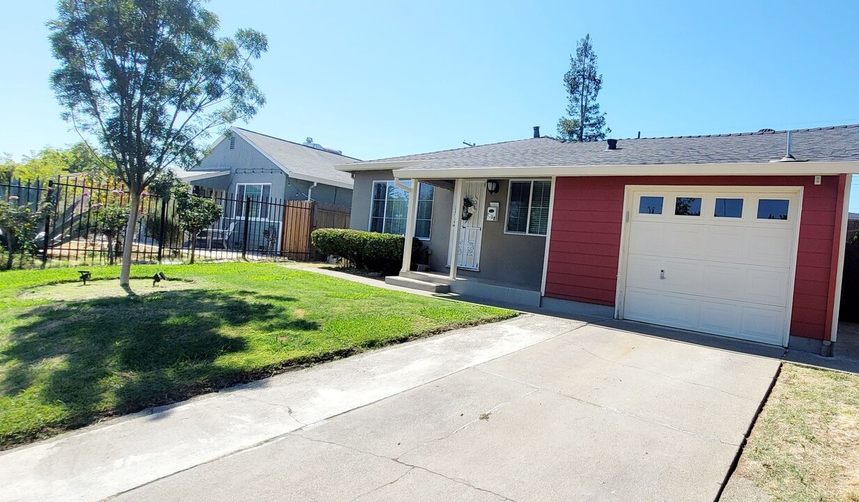 5000 Bradford Dr in Sacramento, CA - Foto de edificio