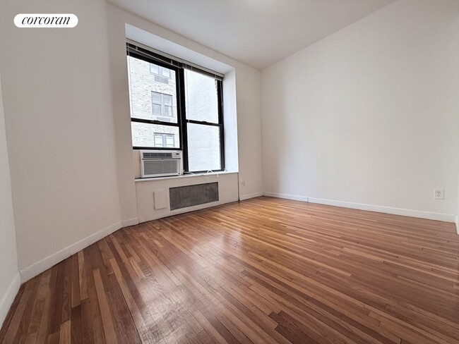 117 W 58th St in New York, NY - Building Photo - Building Photo