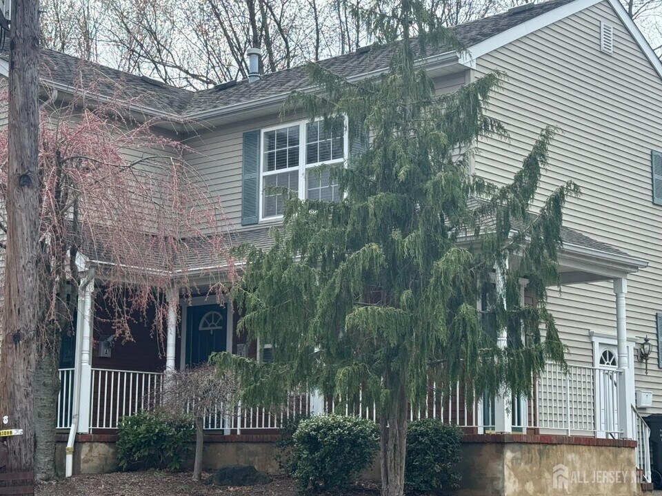 566 Cliff Rd in Sewaren, NJ - Building Photo