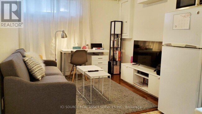 37 Lynnbrook Dr in Toronto, ON - Building Photo - Building Photo