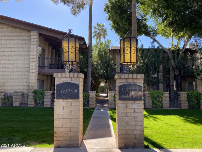 6925 E 4th St in Scottsdale, AZ - Foto de edificio - Building Photo