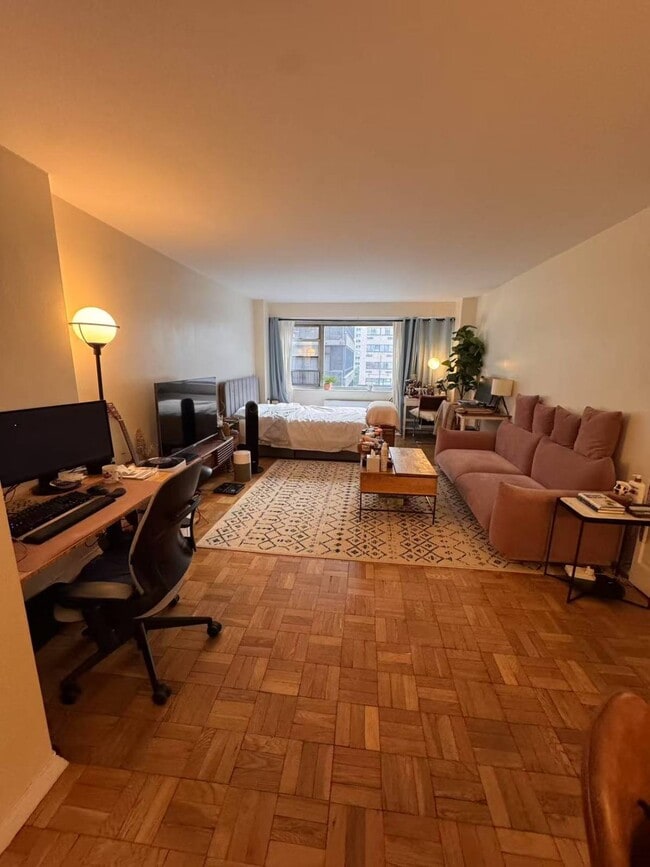 330 E 49th St in New York, NY - Building Photo - Building Photo