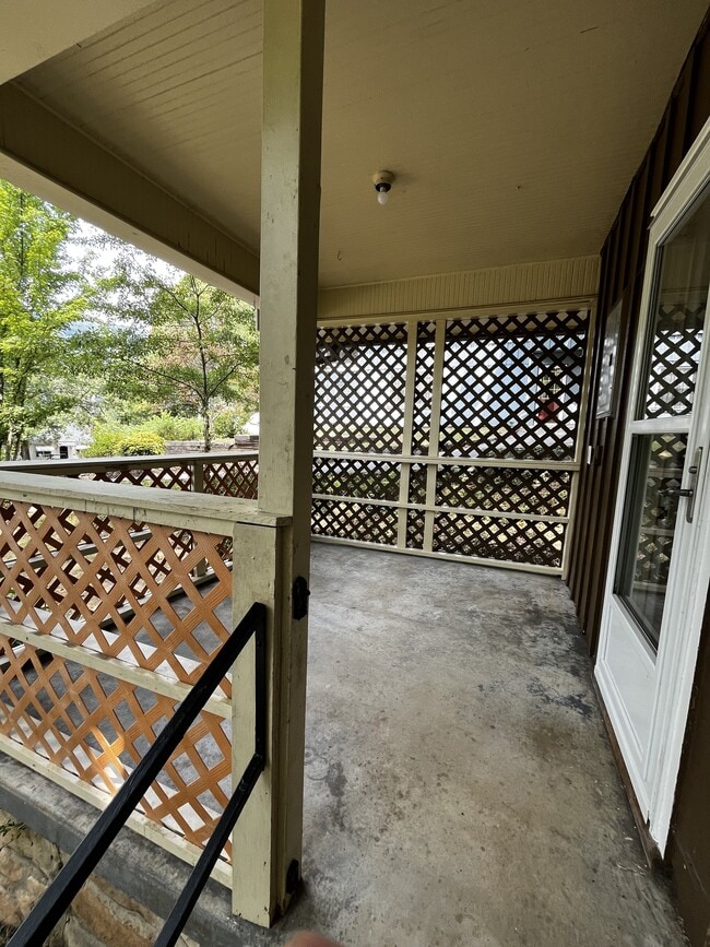 5025 Sunnyside Ave, Unit Upstairs in Chattanooga, TN - Foto de edificio - Building Photo