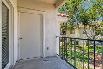 7640 Rolling View Dr in Las Vegas, NV - Building Photo - Building Photo