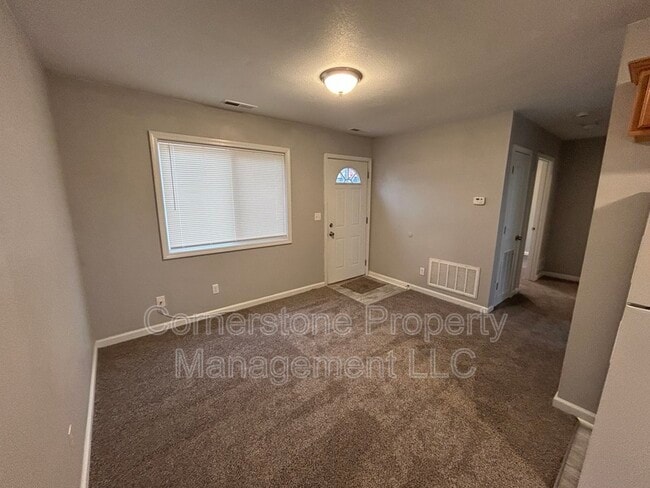 8290 Center Dr in De Soto, KS - Foto de edificio - Building Photo