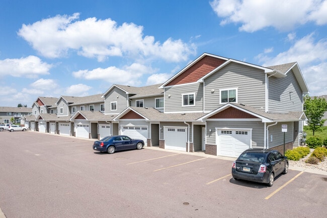 Dublin Square Apartments and Townhomes in Sioux Falls, SD - Building Photo - Building Photo