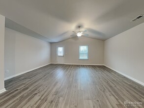 127 Harvest Cir in Dickson, TN - Foto de edificio - Building Photo