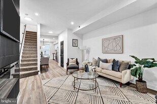 3202 McElderry St in Baltimore, MD - Building Photo