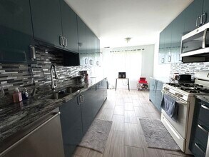 220 Oak Knoll Ct in Schaumburg, IL - Building Photo - Building Photo